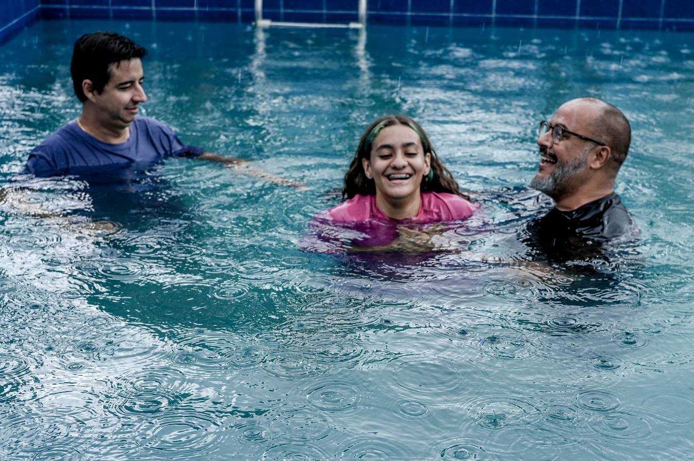 Celebração alegre após batismo