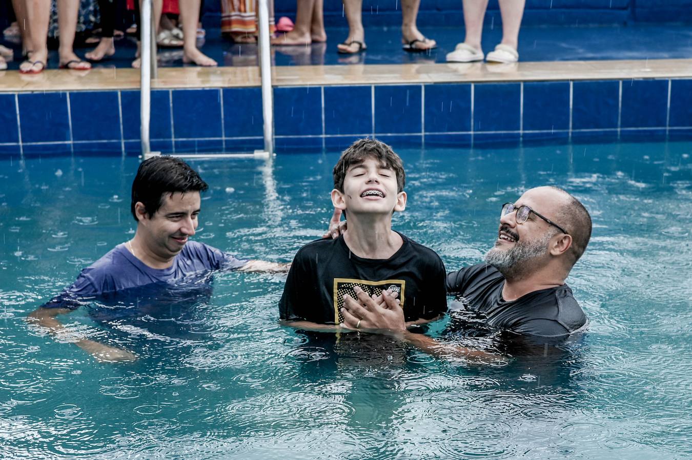 Jovem celebrando sua decisão no batismo