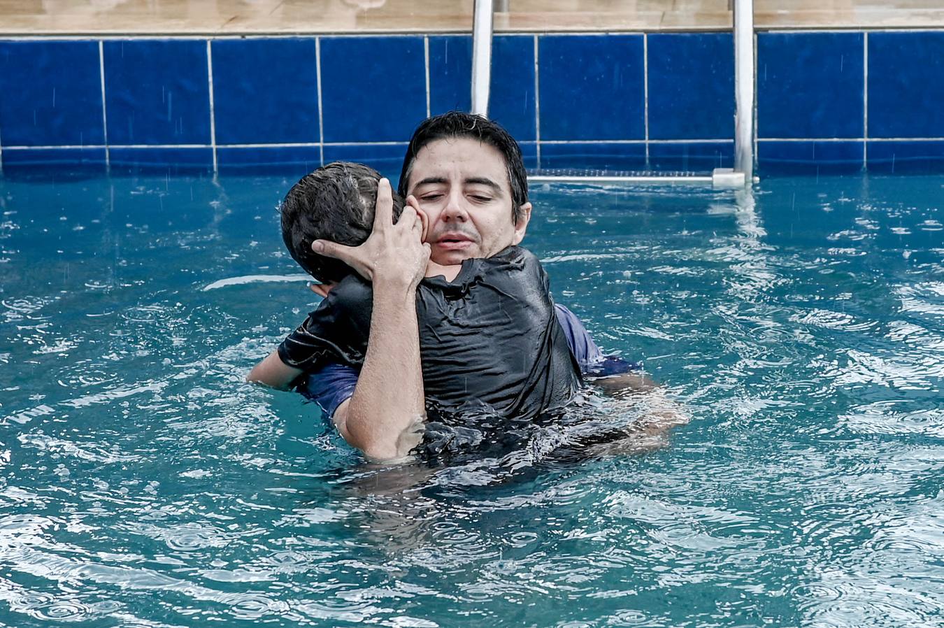 Momento de abraço após batismo na Casa de Paz