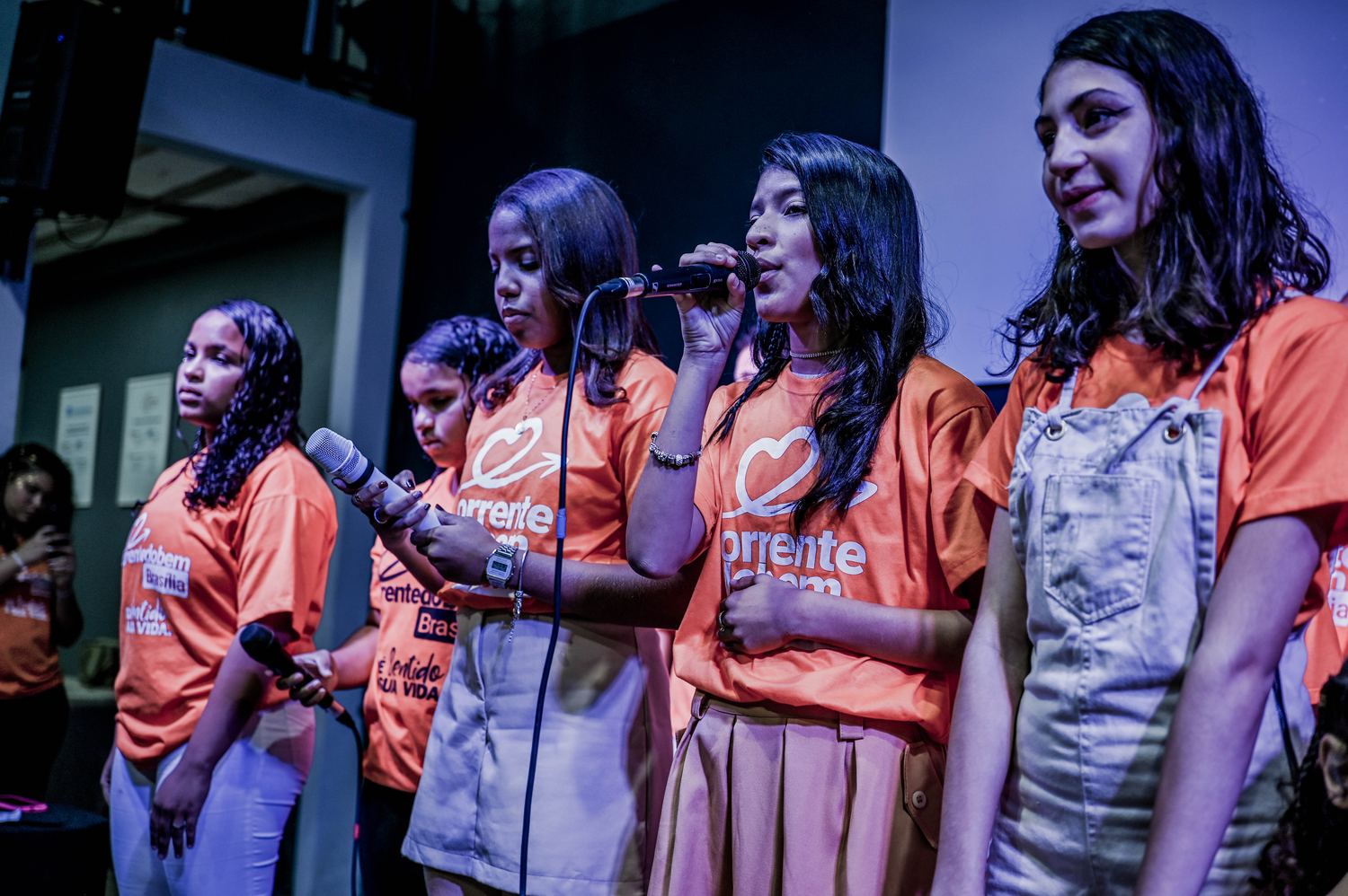 Jovens cantando na apresentação de Natal