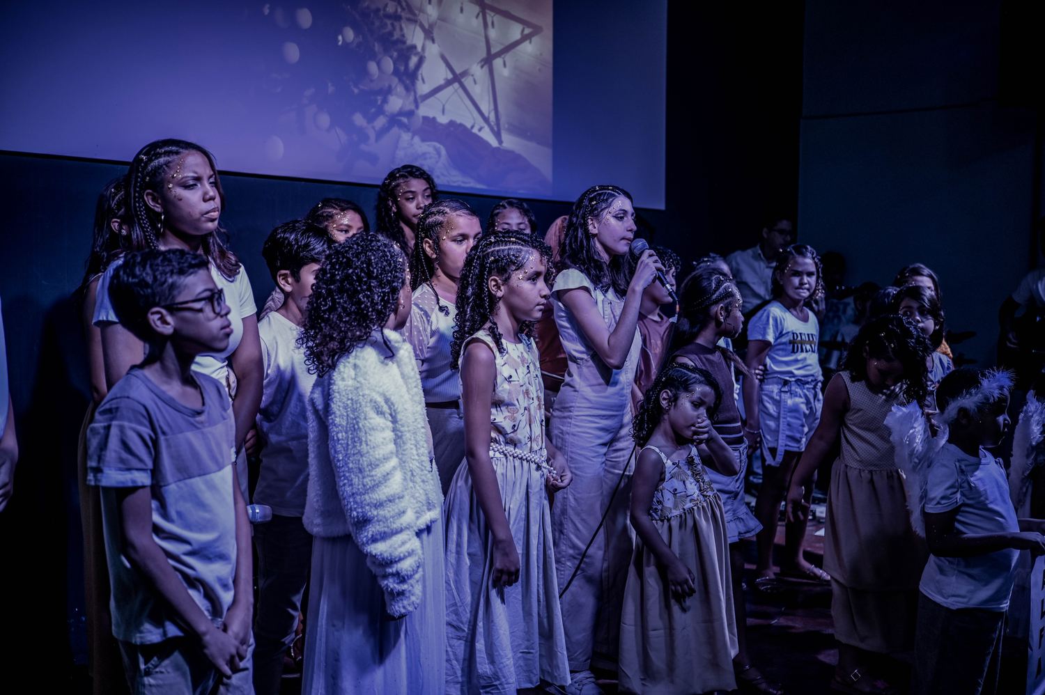 Crianças cantando na Cantata de Natal da Casa de Paz