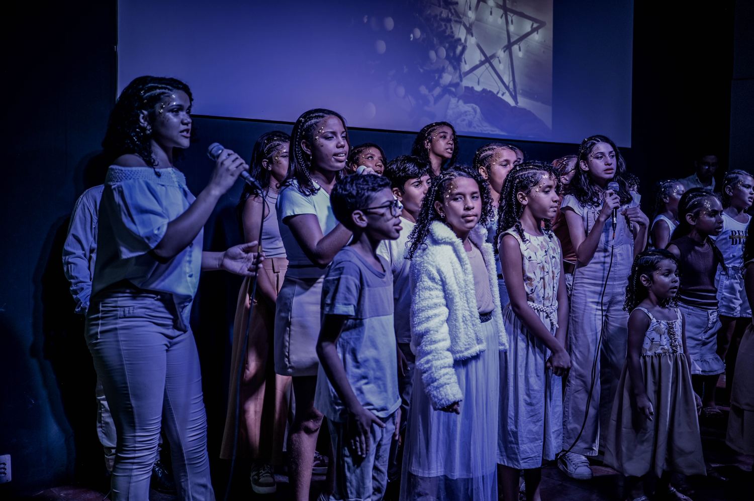 Grupo de crianças apresentando a Cantata de Natal