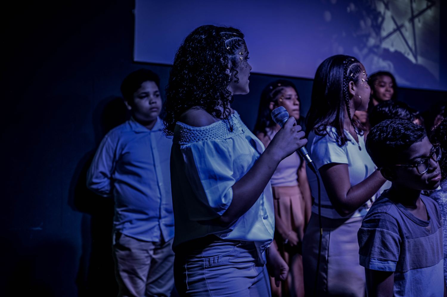 Adolescente cantando durante a Cantata de Natal