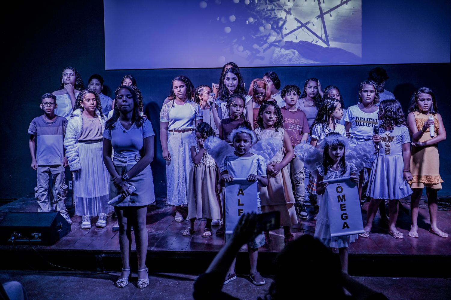 Elenco reunido no palco da Cantata de Natal