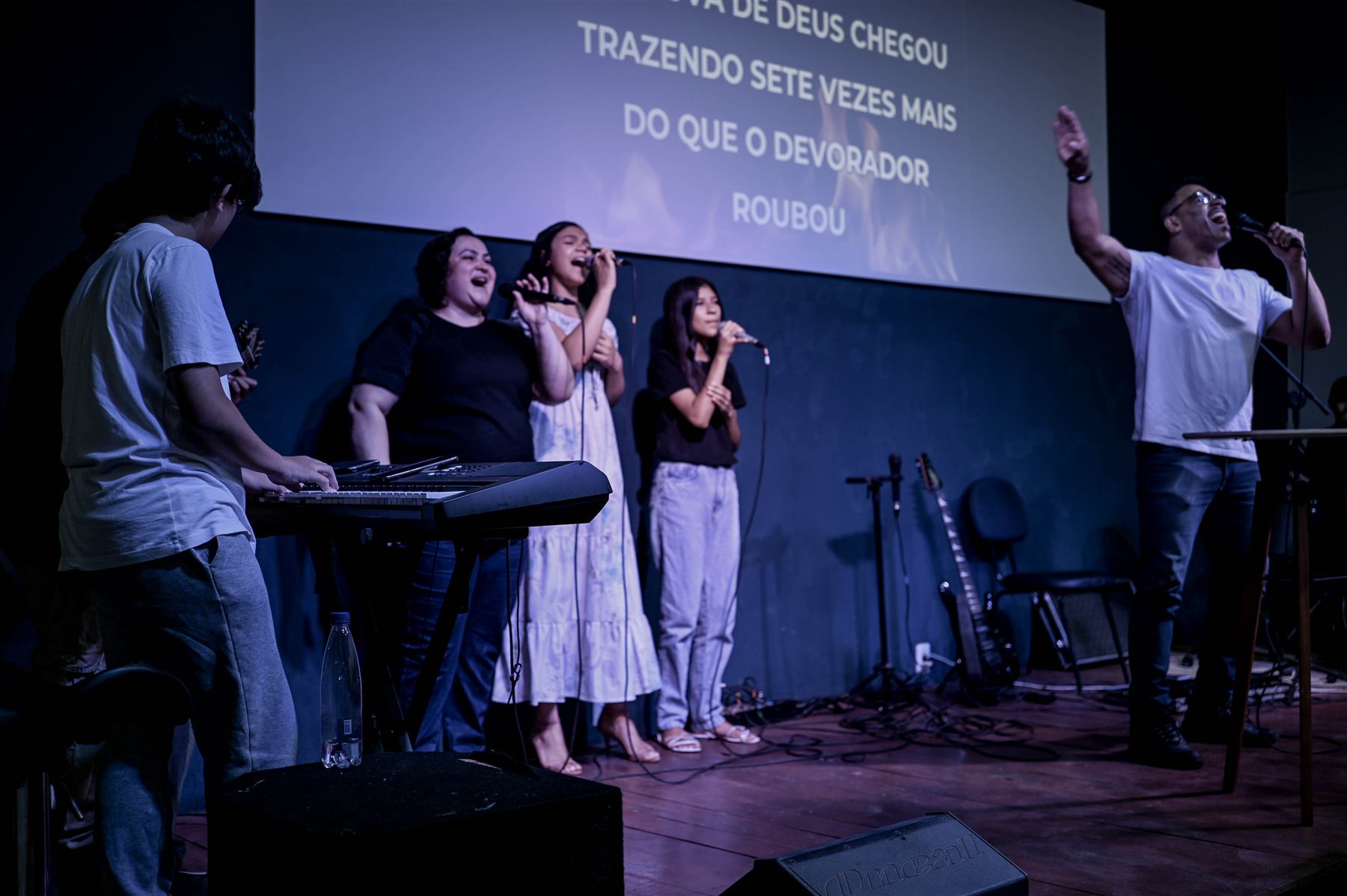 Louvor no culto da Comunidade Casa de Paz