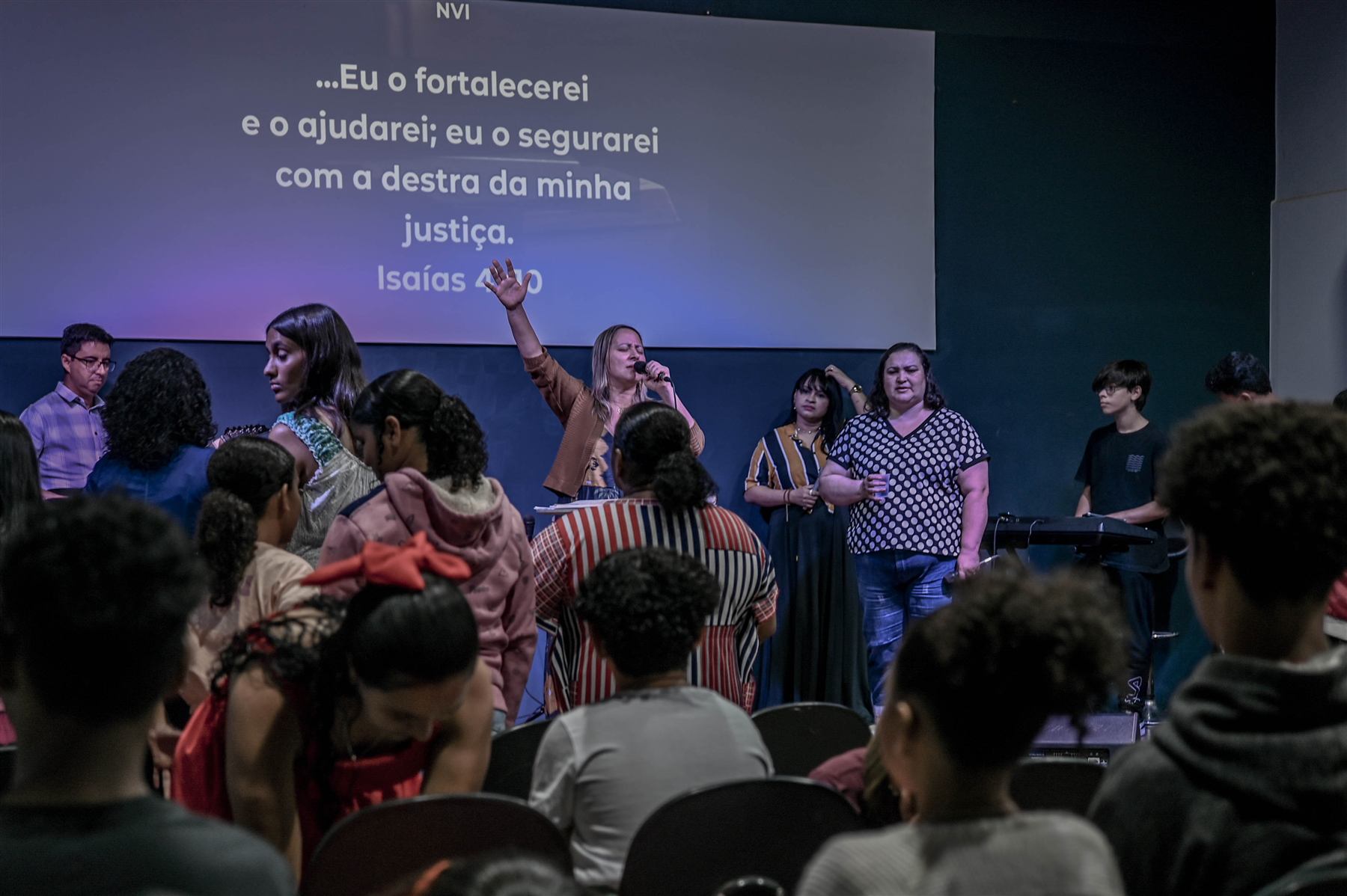 Comunidade reunida em louvor na Casa de Paz